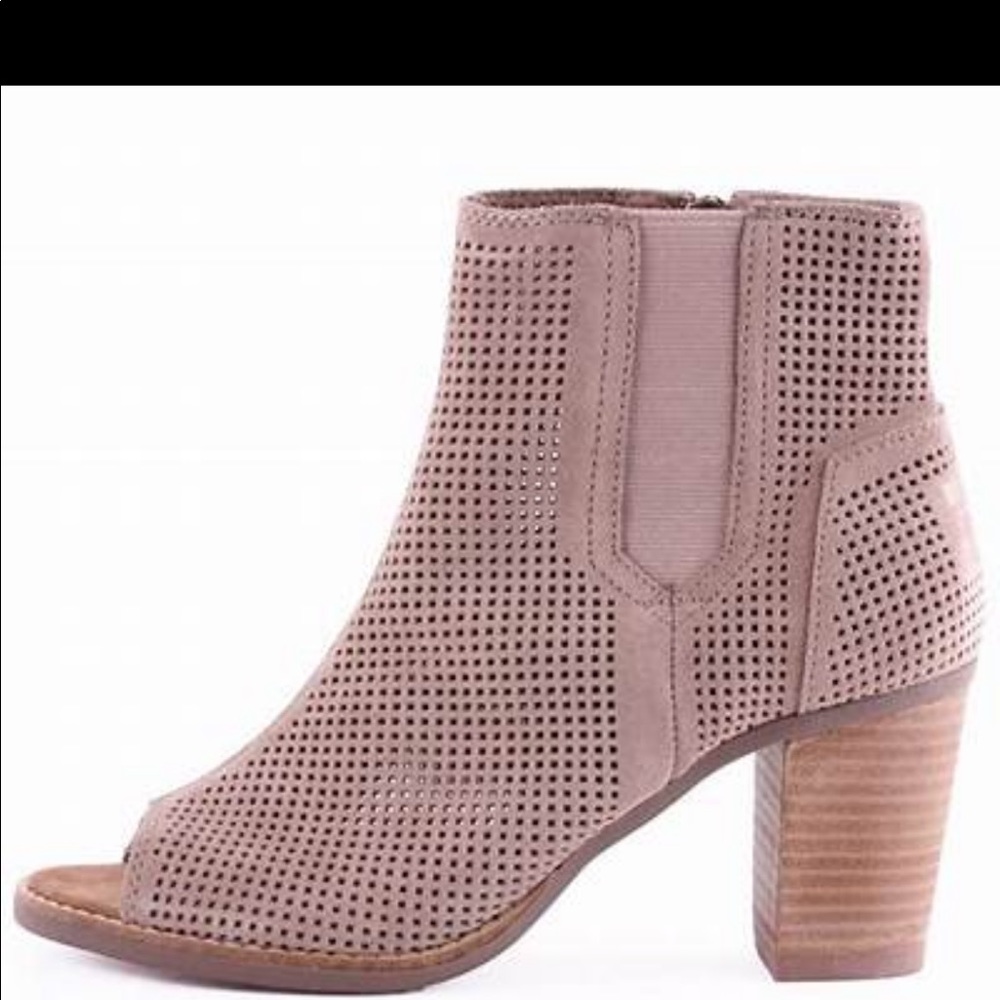 SOLD! TOMS boots